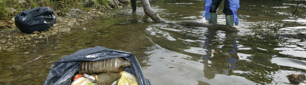 Ramassage de déchets dans une rivière - Crédit : Thierry Degen / Terra